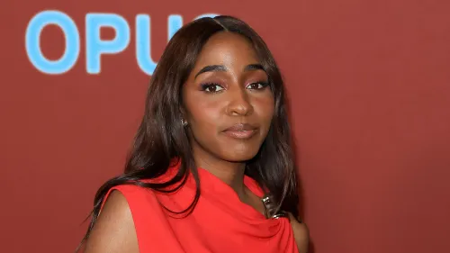 أيو إديبيري، نجمة "ذا بير"، تتحدث عن التهديدات العنصرية التي تعرضت لها بعد تضخيم إيلون ماسك لمعلومات خاطئة عنها.