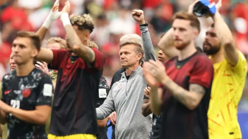 المدرب جيسي مارش ولاعبو المنتخب الكندي يظهرون تعابير الحزن وخيبة الأمل بعد الخسارة 3-0 أمام المغرب في دور الـ16 بكأس العالم 2026.