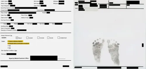 تقرير تشريح يظهر بصمات أقدام طفل حديث الولادة مع تفاصيل حول أسباب الوفاة، بما في ذلك نقص فيتامين K.