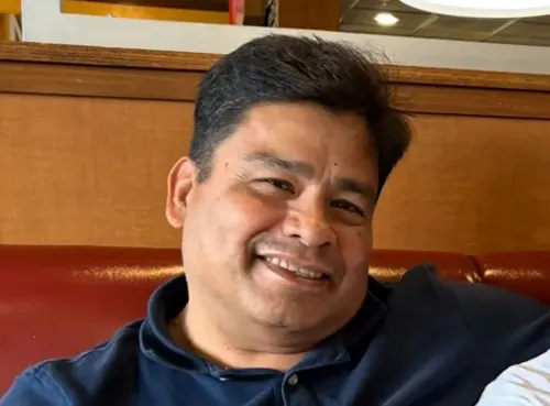 صورة لرجل مبتسم يجلس في مطعم، يعكس لحظة من السعادة. يظهر في سياق حادث إطلاق نار مأساوي في رينو بولاية نيفادا.