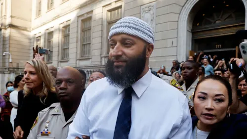 عدنان سيد يخرج من المحكمة محاطًا بأشخاص داعمين، بعد تراجع المدعي العام عن إلغاء إدانته في قضية أثارت جدلًا واسعًا.