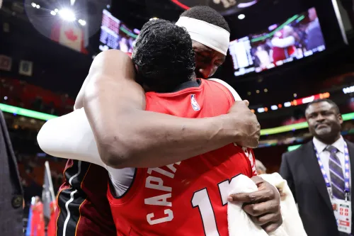 لحظة مؤثرة لبام أديبايو وهو يحتضن والدته بعد تسجيله 83 نقطة في مباراة تاريخية لفريق ميامي هيت ضد واشنطن ويزاردز.