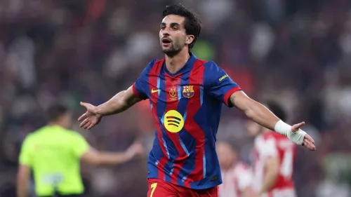 مهاجم برشلونة فيران توريس يحتفل بهدف خلال مباراة، في سياق انتقاله المتوقع إلى باريس سان جيرمان مقابل 50 مليون يورو.