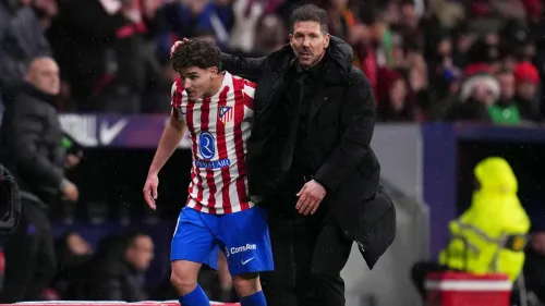 دييغو سيميوني يواسي جوليان ألفاريز لاعب أتلتيكو مدريد خلال مباراة، وسط تعقيدات انتقاله المحتملة بعيداً عن برشلونة.