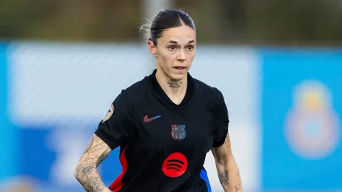 لاعبة برشلونة مابي ليون خلال مباراة ديربي برشلونة، حيث أثارت جدلاً بعد لمسة غير مناسبة تجاه لاعبة إسبانيول دانييلا كاراكاس.