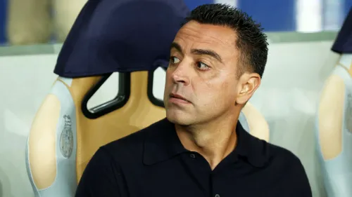 تشافي هيرنانديز يجلس على مقعد المدرب، مرشح لتدريب المنتخب الهولندي بعد رحيله عن برشلونة، في انتظار مشروع تدريبي جديد.