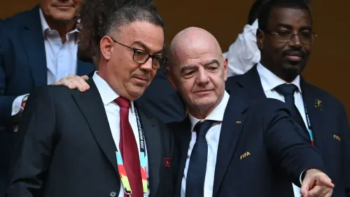 رئيس الفيفا جياني إنفانتينو يتحدث مع مسؤول مغربي خلال زيارته للمغرب لعرض استضافة نهائي كأس العالم 2030 في ملعب الحسن الثاني.