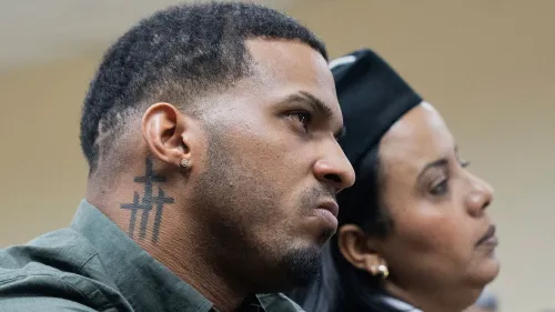 واندر فرانكو، لاعب البيسبول، يظهر في قاعة المحكمة خلال جلسة النطق بالحكم بتهم الاعتداء والاستغلال الجنسي لقاصر.