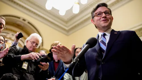 نائب في الكونغرس يتحدث للصحفيين في مبنى الكابيتول، محاطًا بعدد من المصورين، في سياق مناقشات حول خطط الميزانية.