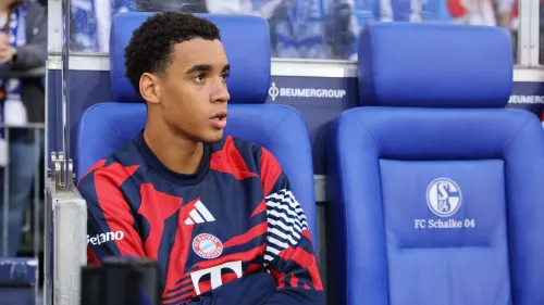 جمال موسيالا جالس على مقاعد البدلاء في مباراة شالكه، يظهر استعداد عودته التدريجية بعد تعافيه من خلل عصبي مع بايرن ميونخ.
