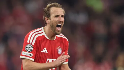 هاري كين مهاجم بايرن ميونخ يحتفل بحماس خلال مباراة، معززاً مكانته كأفضل هداف في الدوري الألماني ومتوّج بجائزة الحذاء الذهبي الأوروبي.