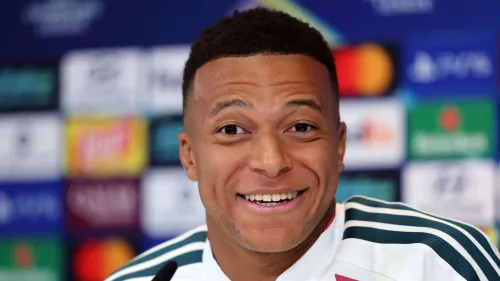 كيليان مبابي يبتسم خلال مؤتمر صحفي قبل مواجهة إنتر ميلان في دوري أبطال أوروبا، معبراً عن ميوله لنادي ميلان الإيطالي.