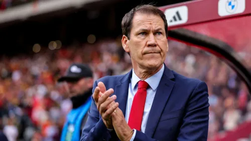 رودي غارسيا مدرب المنتخب البلجيكي يصفق بتعبير جدي خلال مباراة كأس العالم 2026 في لحظة وداع بعد انتهاء عقده.