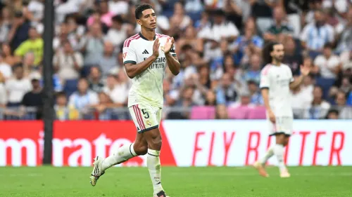 جود بيلينغهام لاعب ريال مدريد يصفق وسط ملعب سانتياغو برنابيو بعد أداء مميز في فوز فريقه بالدوري الإسباني.