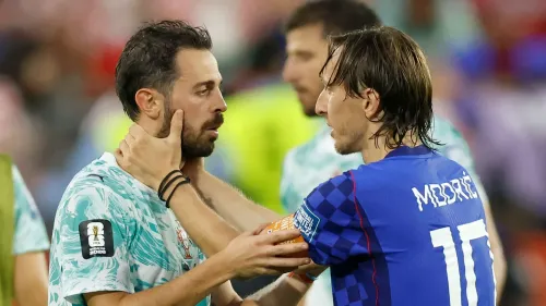 بيرناردو سيلفا يودع لوكا مودريتش بعد مباراة ودية، في لحظة تعكس الاحترام بين نجم ريال مدريد واللاعب البرتغالي الجديد.