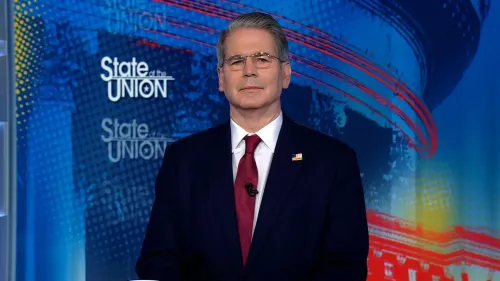 وزير الخزانة سكوت بيسنت يتحدث في برنامج "حالة الاتحاد"، مع خلفية تحمل شعار البرنامج، حيث يناقش الرسوم الجمركية والتجارة الدولية.