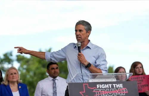 بيت أورورك يتحدث في تجمع سياسي، مشيرًا بإصبعه، داعمًا جهود الديمقراطيين في تكساس ضد إعادة تقسيم الدوائر الانتخابية.