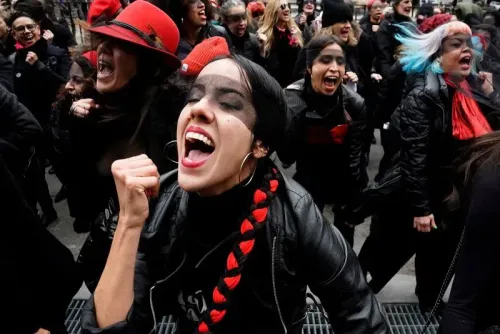 نساء يرتدين ملابس سوداء ويحتفلن بحركة #أنا_أيضًا، مع تعبيرات قوية من الحماس والدعم، أثناء مظاهرة للتنديد بالعنف الجنسي.