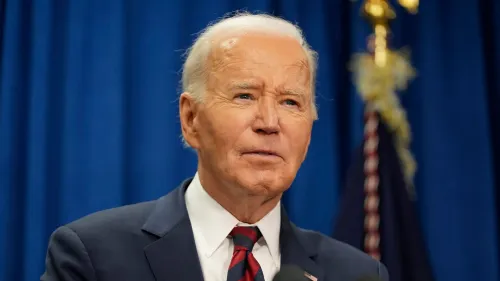 الرئيس جو بايدن يتحدث خلال مؤتمر صحفي حيث أعلن عن عفو استباقي لعدد من الشخصيات السياسية في إطار حماية من الانتقام المحتمل.