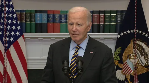 بايدن يتحدث في قاعة روزفلت، مع العلم الأمريكي خلفه، مُشيرًا إلى قضايا مثل الاقتصاد وقرارات ميتا بشأن التحقق من الحقائق.