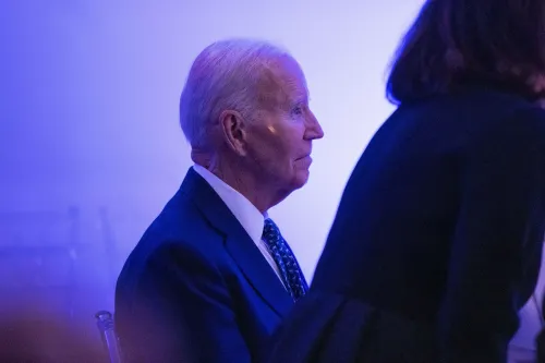 بايدن يتحدث في حدث بوسطن، معبرًا عن الأمل في مواجهة التحديات الحالية، وسط أجواء مظلمة بسبب تهديدات حرية التعبير.