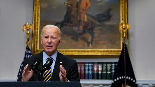 تحدث بايدن خلال مؤتمر صحفي، مشيرًا إلى المكاسب الاقتصادية المهمة في فترته الرئاسية، في خلفية تحمل لوحة تاريخية.