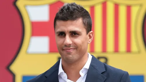 رودري في حفل تقديمه كلاعب وسط جديد لبرشلونة، مع شعار النادي خلفه، بعد انتقاله من مانشستر سيتي في صفقة قياسية.