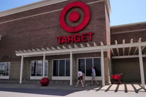 واجهة متجر تارغت مع لافتة حمراء كبيرة، يظهر فيها زبائن يتجولون أمام المدخل، مما يعكس جهود الشركة لجذب العملاء.