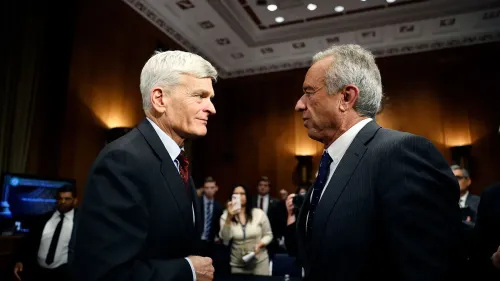 لقاء بين السيناتور بيل كاسيدي وروبرت كينيدي جونيور في جلسة استماع، حيث يناقشان قضايا تتعلق بسلامة اللقاحات.