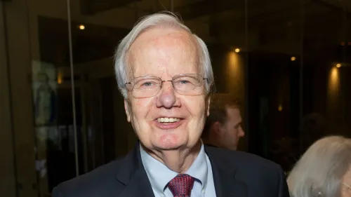 توفي بيل مويرز، الصحفي والإعلامي البارز، عن 91 عامًا، بعد مسيرة حافلة في الصحافة والإعلام العام، حيث أثرى المشهد الإعلامي ببرامجه.