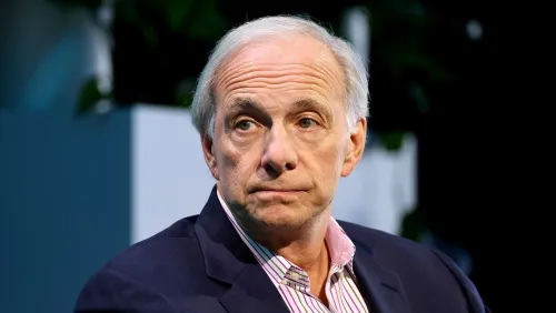 راي داليو، مؤسس Bridgewater Associates، يتحدث بقلق عن تأثير الرسوم الجمركية على الاقتصاد الأمريكي واحتمالية الركود.