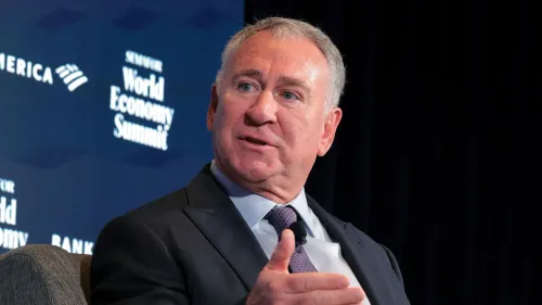 كين جريفين، الرئيس التنفيذي لشركة سيتادل، يتحدث في قمة سيمافور للاقتصاد العالمي، معبراً عن قلقه بشأن تأثير الحرب التجارية على العلامة التجارية الأمريكية.