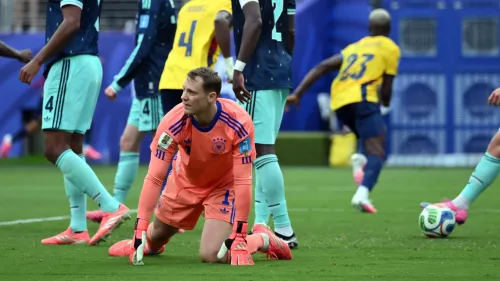 حارس ألمانيا مانويل نوير على ركبتيه أثناء مباراة كأس العالم 2026، يعكس لحظة خيبة أمل في أداء الفريق خلال البطولة.