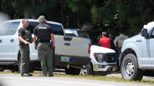 تواجد ضباط إنفاذ القانون في موقع الحادث في جنوب فلوريدا، حيث يبحثون عن دب أسود هاجم رجلًا وكلبًا.