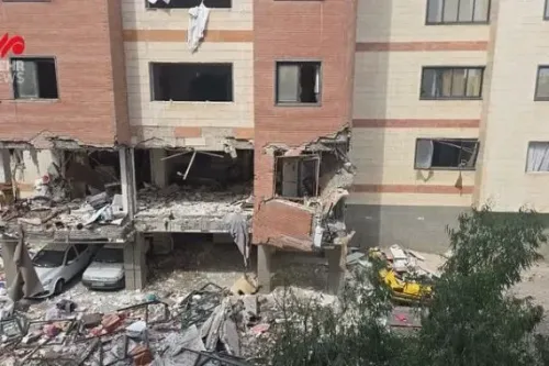 انفجار في مجمع سكني في قم أدى إلى تضرر المبنى ووجود سيارات متضررة في الموقع، مع إصابة سبعة أشخاص.