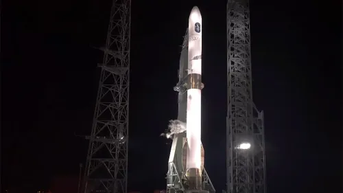 صاروخ نيو جلين لشركة بلو أوريجين واقفاً على منصة الإطلاق في كيب كانافيرال، مع تصاعد بخار من قاعدته، قبل محاولة الإطلاق الملغاة.