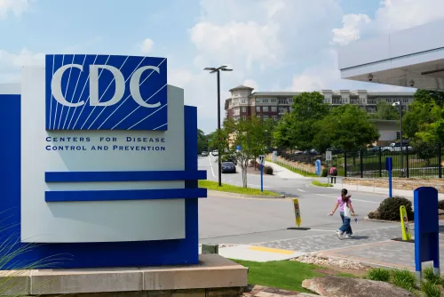 مركز السيطرة على الأمراض والوقاية منها (CDC) يظهر في الصورة، مع التركيز على تأثير تخفيضات التمويل على الصحة العامة في الولايات.