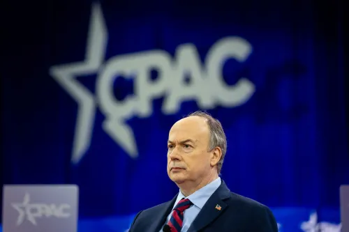 جيفري كلارك، محامٍ سابق، يقف أمام شعار مؤتمر العمل السياسي المحافظ (CPAC) خلال مناقشات حول محاولاته لتعطيل نتائج انتخابات 2020.