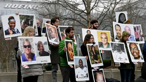 محتجون يحملون صور ضحايا تحطم طائرات بوينغ 737 ماكس أمام مقر الشركة، تعبيرًا عن الغضب من قرار وزارة العدل الأمريكية.