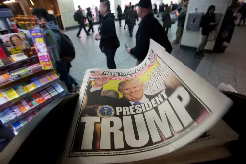 غلاف صحيفة نيويورك بوست يظهر عنوان "الرئيس ترامب" مع صورة له، في مشهد مزدحم لأشخاص يتجولون في محطة.