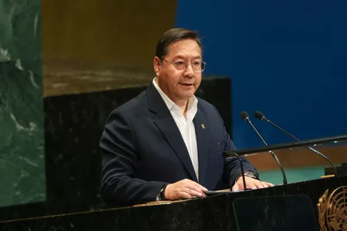 الرئيس البوليفي السابق لويس أرسي يتحدث أمام منصة، وسط تقارير عن اعتقاله في إطار تحقيق في اختلاس مزعوم.