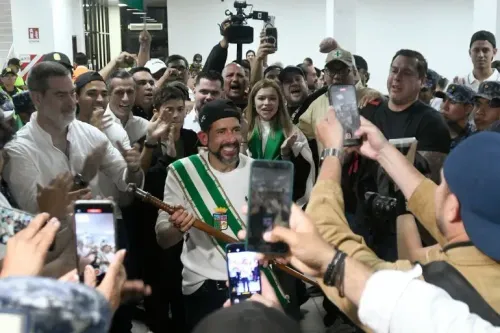 استقبال حاشد للزعيم البوليفي لويس فرناندو كاماتشو بعد إطلاق سراحه من السجن، وسط مؤيدين يحملون الأعلام ويحتفلون بعودته.