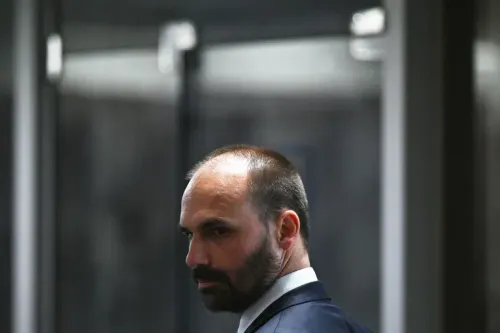 إدواردو بولسونارو، عضو الكونغرس البرازيلي، يظهر في مشهد يعكس التوتر السياسي بعد تجميد أصوله.