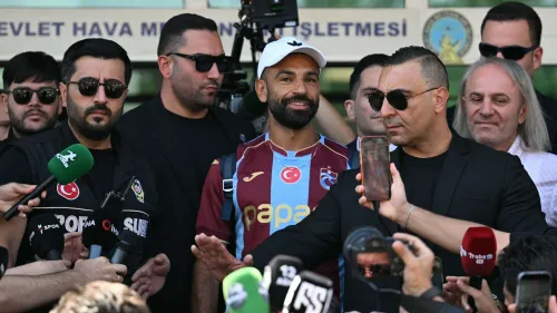 محمد صلاح يرتدي قميص ترابزون سبور وسط حشد إعلامي وترحيب واسع في تركيا بعد انتقاله التاريخي للدوري التركي.