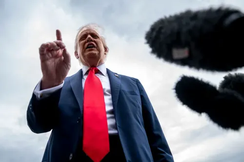 تظهر الصورة المدعي العام بام بوندي وهي تتحدث بحماسة، محاطة بميكروفونات، مع سماء غائمة خلفها، تعكس موقفها من حرية التعبير وخطاب الكراهية.