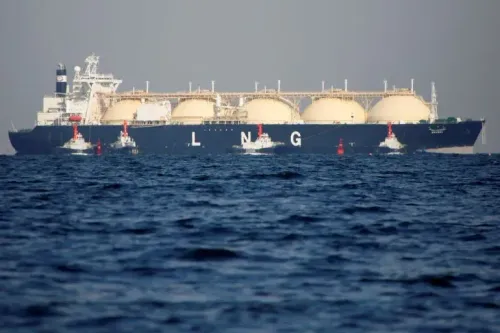 سفينة تحمل الغاز الطبيعي المسال (LNG) في البحر، تمثل خطوة البوسنة والهرسك نحو تقليل الاعتماد على الغاز الروسي وتعزيز الأمن الطاقوي.