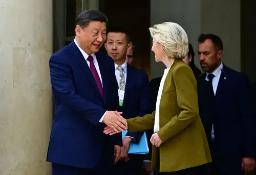 اجتماع بين شي جين بينغ وأورسولا فون دير لاين في بكين، حيث يتبادلان التحية وسط أجواء توتر اقتصادي بين الصين والاتحاد الأوروبي.