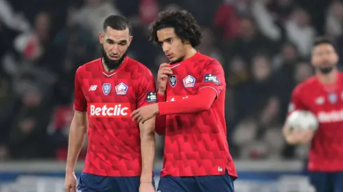 نبيل بن طالب وأيوب بواضي يتناقشان خلال مباراة لفريق ليل الفرنسي في الدوري الفرنسي لكرة القدم.