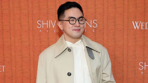 بوين يانغ مبتسم في حدث رسمي، مرتديًا معطفًا فاتح اللون، يتحدث عن حرية استخدام الألفاظ النابية في برنامج "ساترداي نايت لايف".