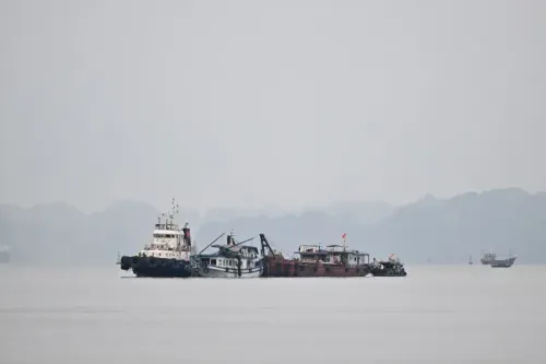 قوارب إنقاذ تعمل في خليج ها لونغ بعد انقلاب السفينة "وندر سي" بسبب عاصفة، حيث تستمر جهود البحث عن المفقودين.